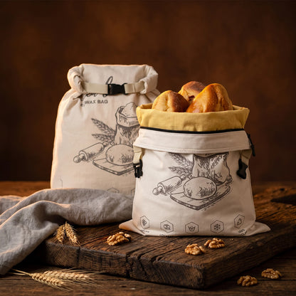 Sac à pain en cire d'abeille 100 % coton bio Homelyn présenté avec une miche fraîche et des noix sur une planche en bois