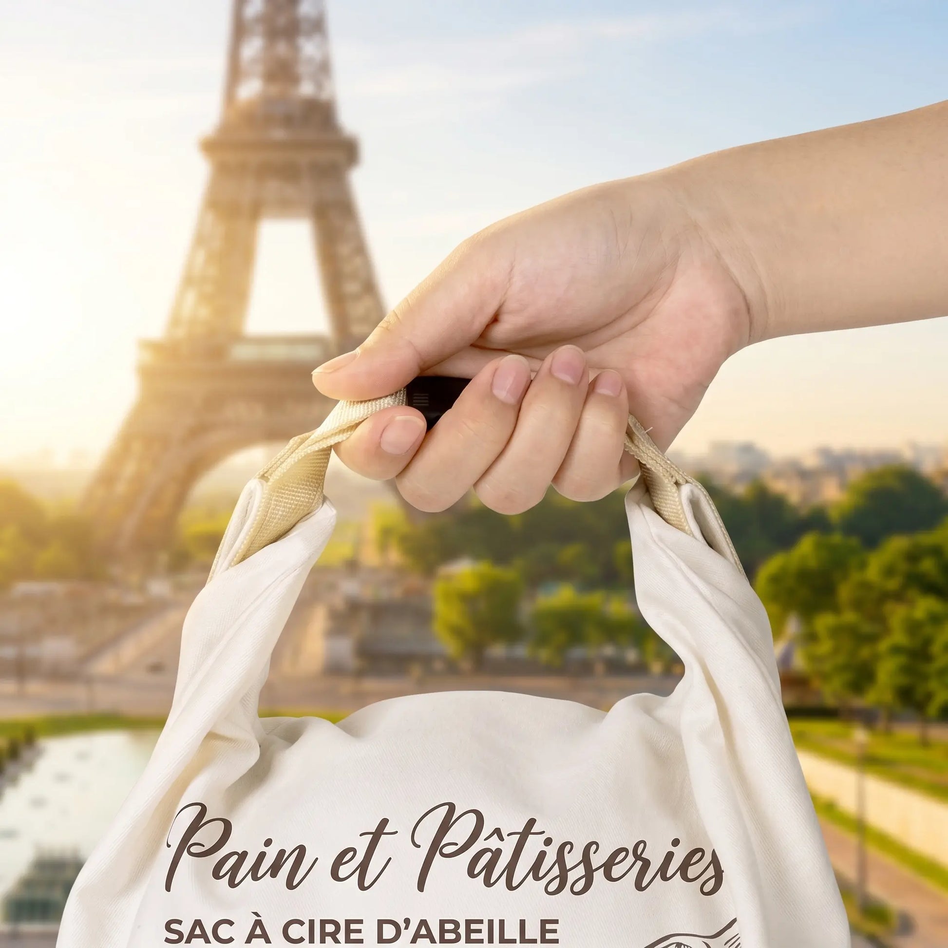 Sac à pain en coton bio Homelyn transporté à la main lors d'une promenade urbaine, accessoire écoresponsable